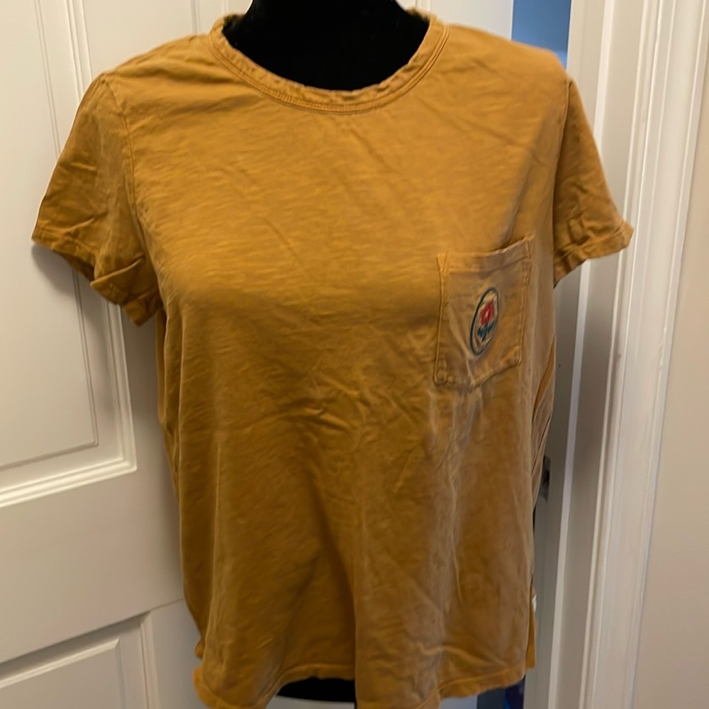 🍋 Toad & Co mustard tee with flower embroidered breast pocket size Large